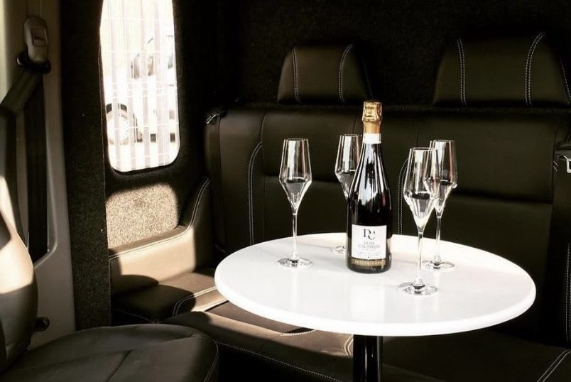 Tavolo in cabina con sedili girevoli