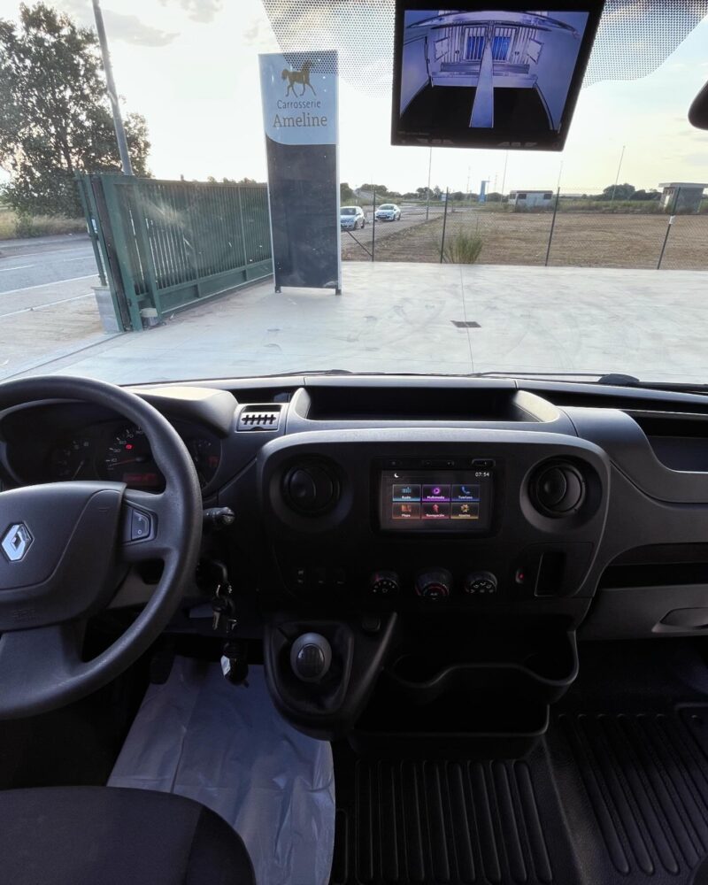 Camion 2 chevaux neuf Renault master Interior