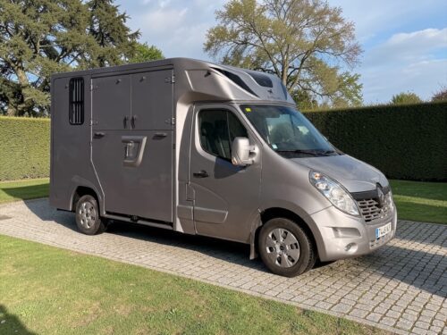 Furgoneta semi nueva para 2 caballos de 3 plazas