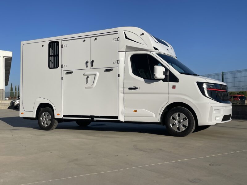Ameline 2 horses Renault Master 165 hp 3 seats cabin - Image 5