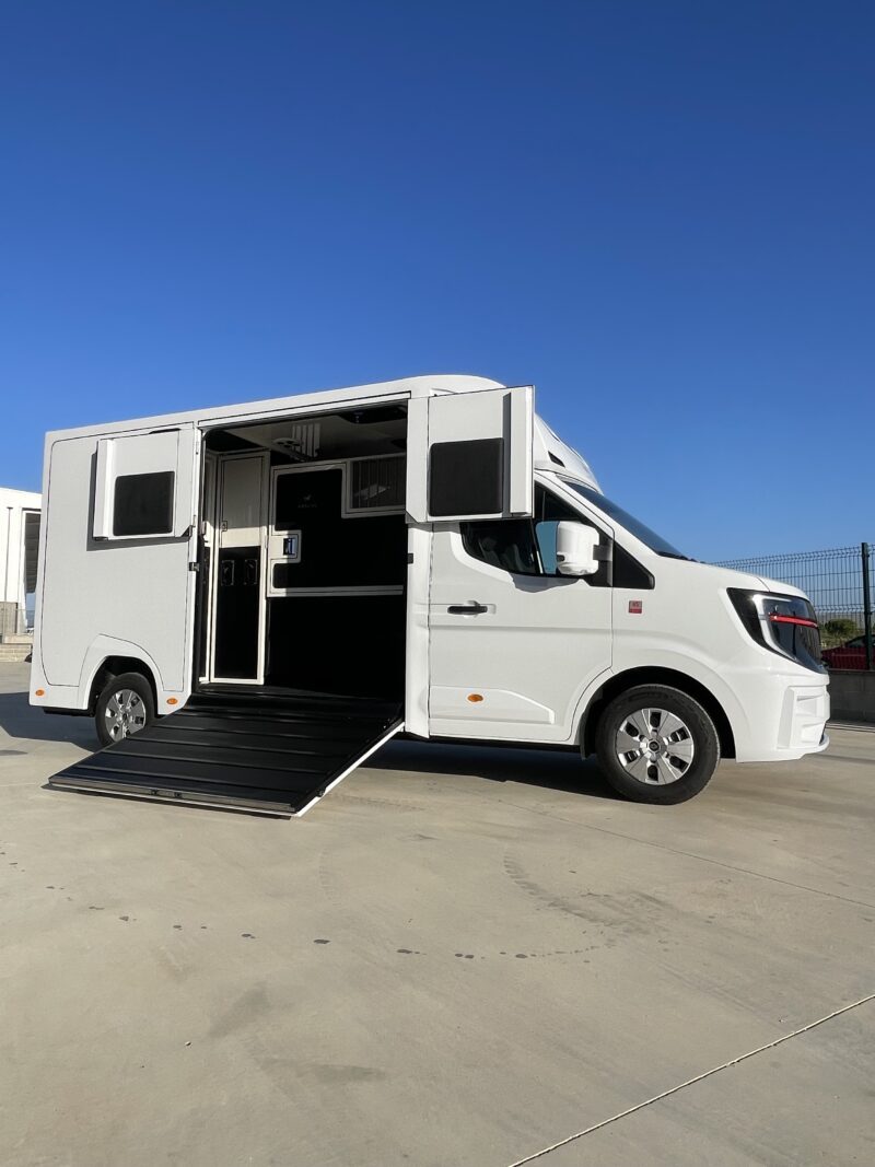 Ameline 2 horses Renault Master 165 hp 3 seats cabin - Image 6