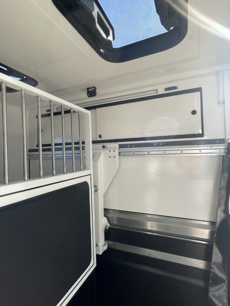 Ameline 2 horses Renault Master 165 hp 3 seats cabin - Image 16