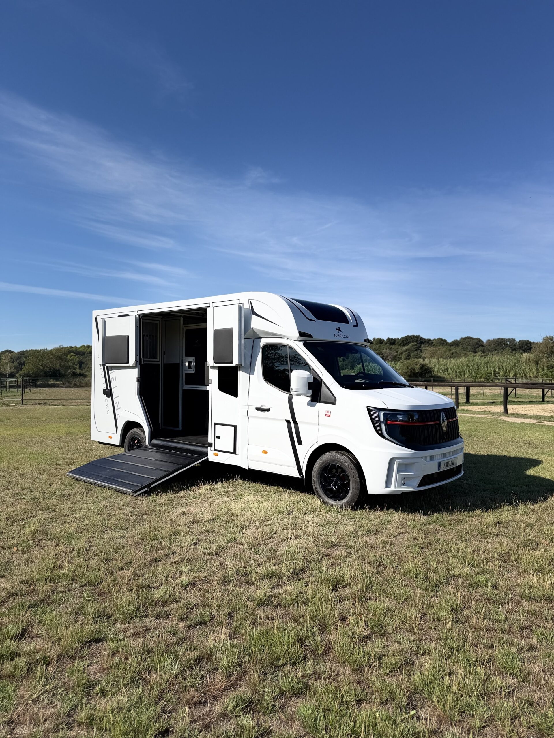 Furgoneta para caballos 5 plazas Renault master con carnet B - Disponible en Carrosserie Ameline