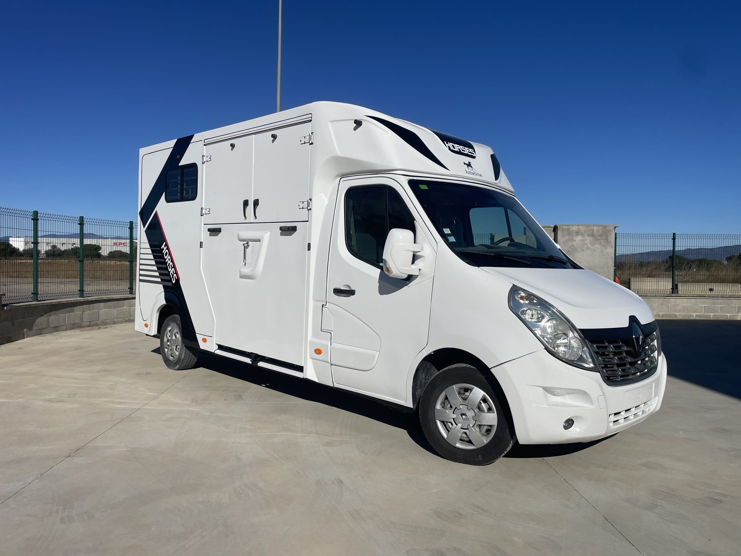 Furgoneta semi nueva para 2 caballos de 3 plazas - Furgoneta para caballos en venta